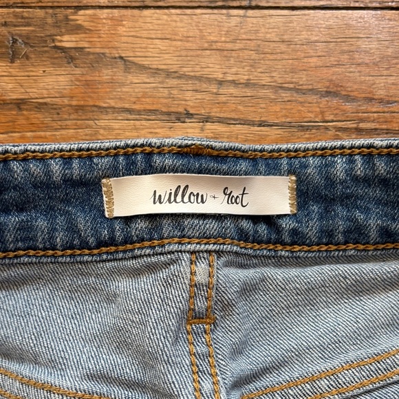 Distressed High Rise Jeans - Picture 3 of 6